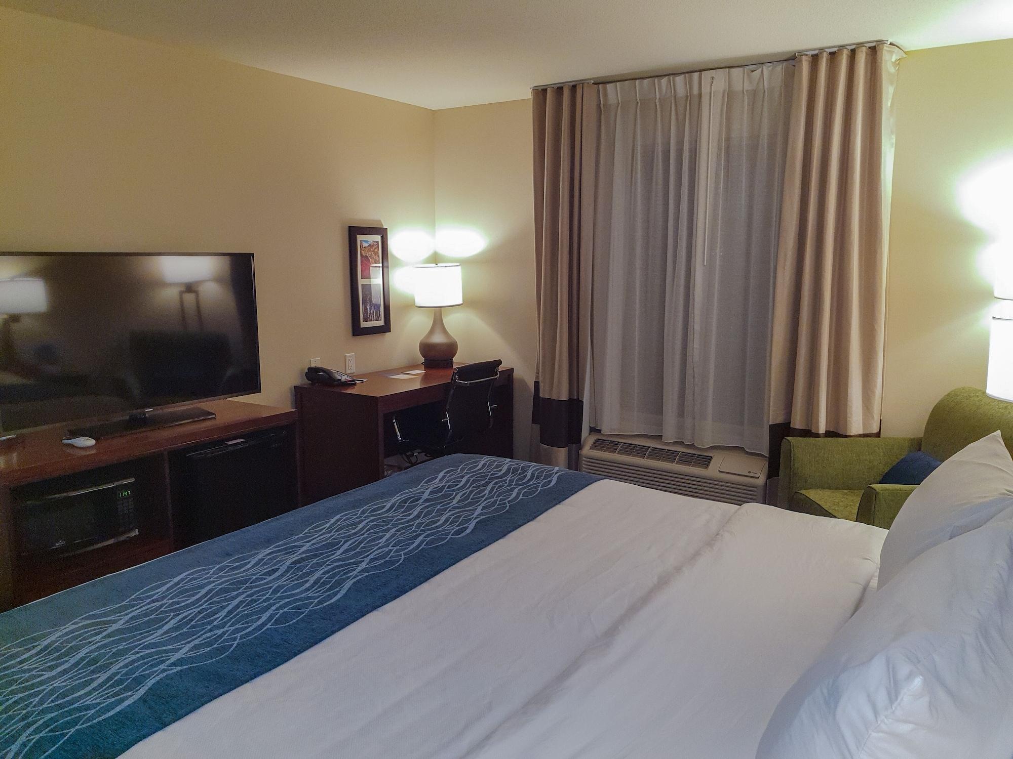 Comfort Inn & Suites Logan Near University Eksteriør billede