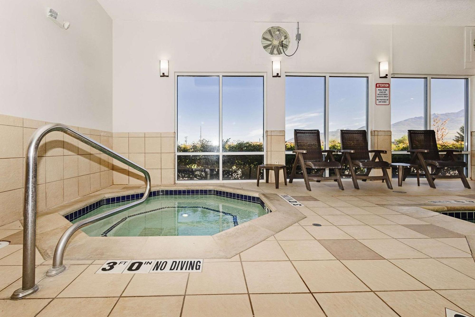 Comfort Inn & Suites Logan Near University Eksteriør billede