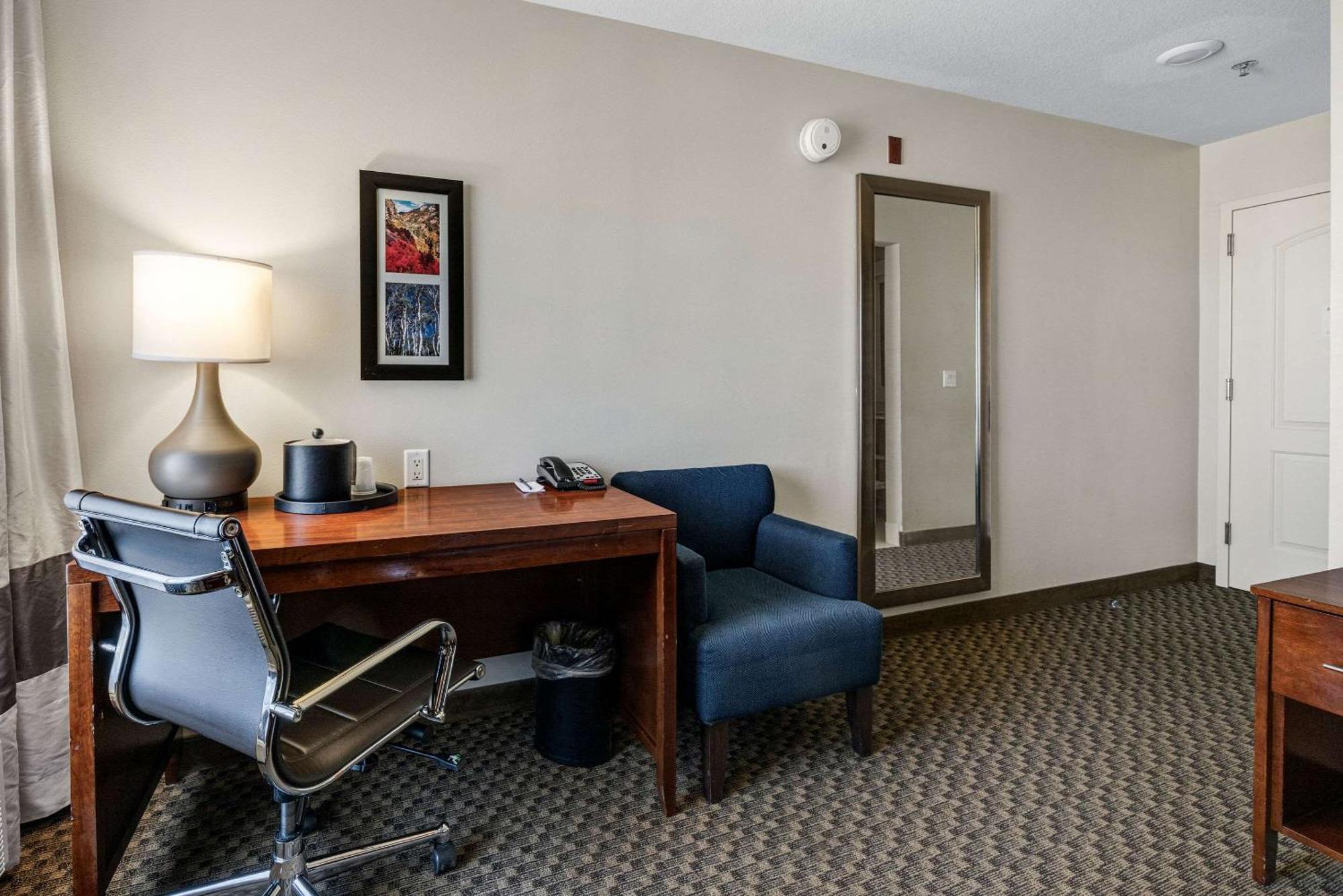 Comfort Inn & Suites Logan Near University Eksteriør billede